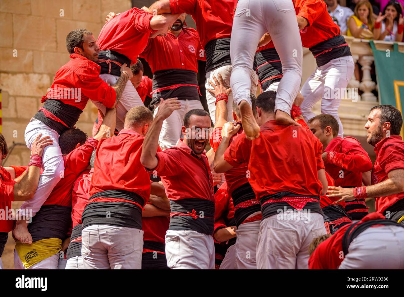 Castells (torri umane) nel giorno di Sant Fèlix del 2022. Il festival principale di Vilafranca del Penedès (Barcellona, Catalogna, Spagna) Foto Stock