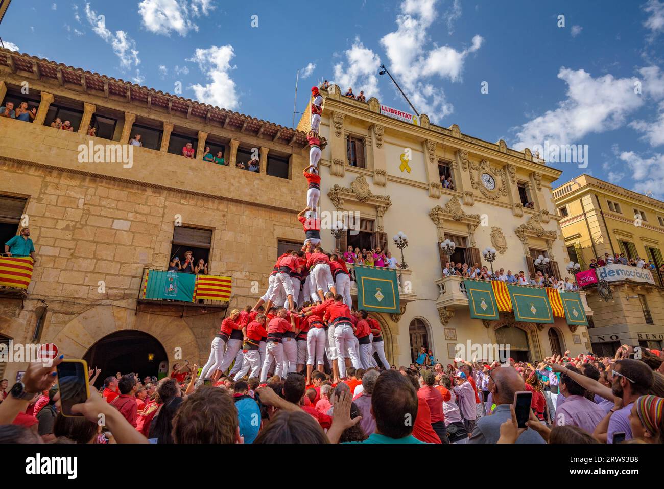 Castells (torri umane) nel giorno di Sant Fèlix del 2022. Il festival principale di Vilafranca del Penedès (Barcellona, Catalogna, Spagna) Foto Stock