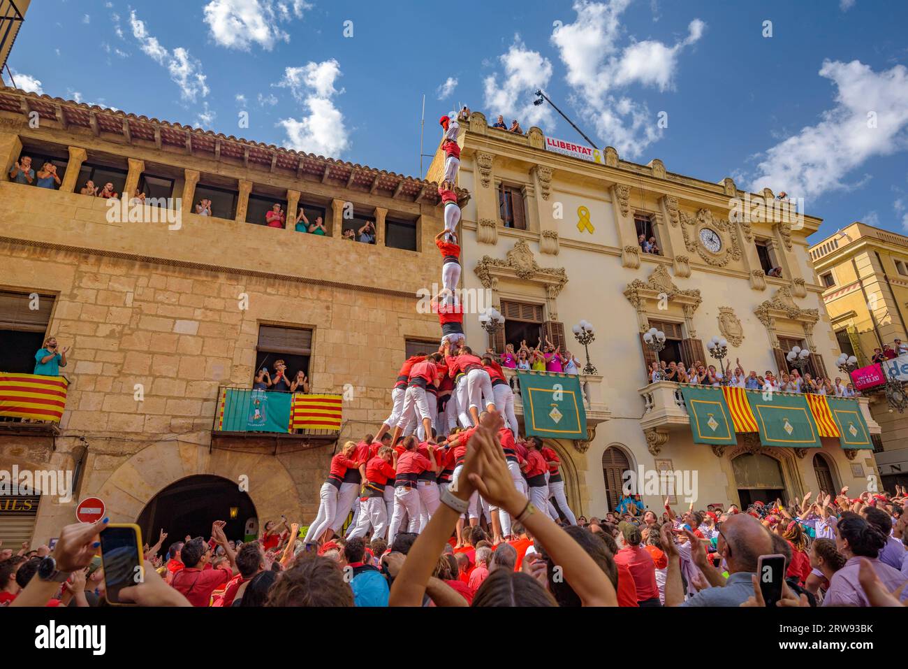 Castells (torri umane) nel giorno di Sant Fèlix del 2022. Il festival principale di Vilafranca del Penedès (Barcellona, Catalogna, Spagna) Foto Stock