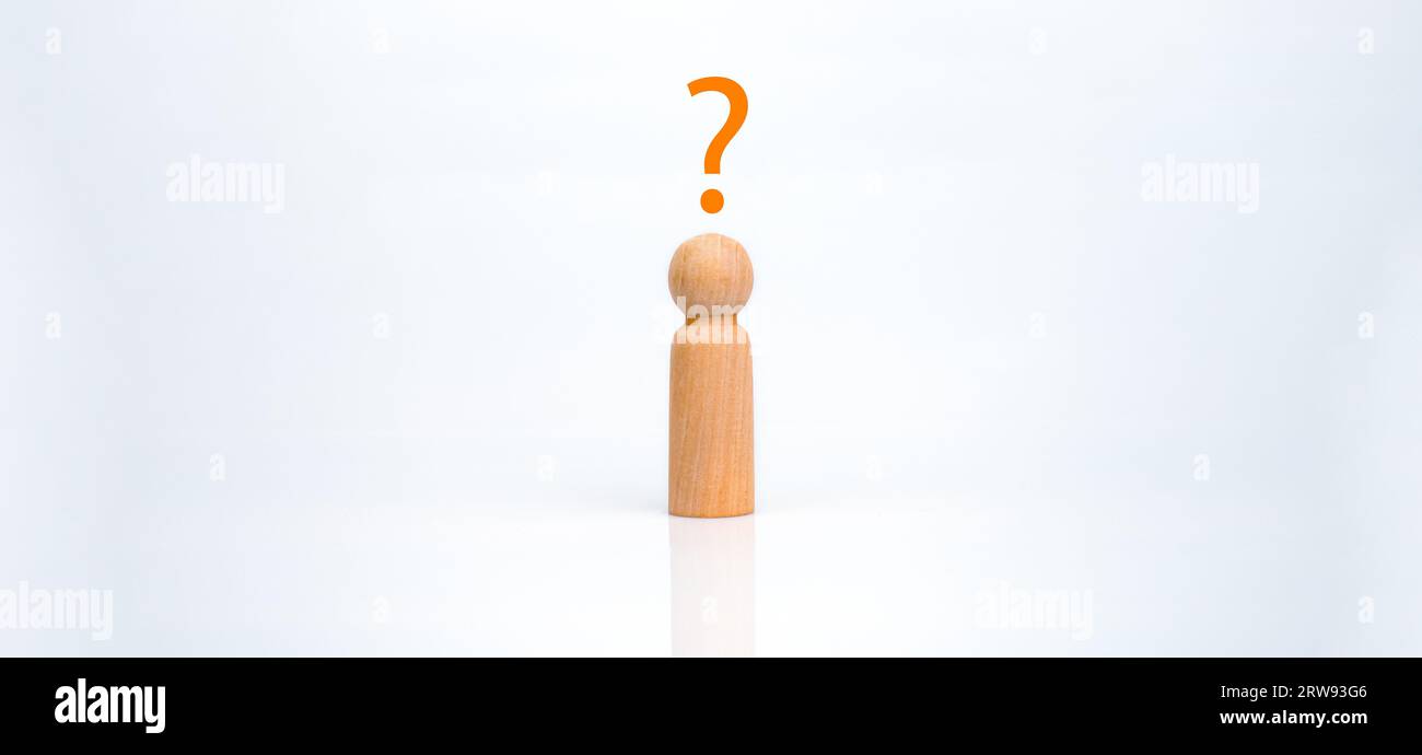 Una bambola di legno con un punto interrogativo rappresenta il pensiero. Decisioni concettuali, concetti di selezione aziendale, idee per trovare risposte aziendali, affari Foto Stock