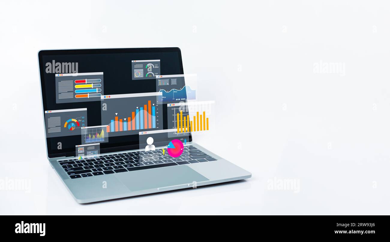 Computer portatile su sfondo bianco e dashboard per l'analisi aziendale. Sistema di gestione e dati con indicatori e KPI collegati ai database Foto Stock