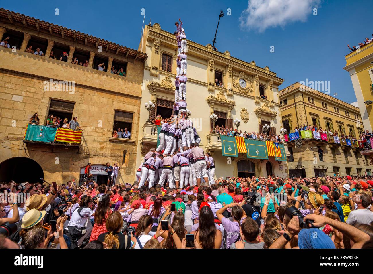 Castells (torri umane) nel giorno di Sant Fèlix del 2023. Il festival principale di Vilafranca del Penedès (Barcellona, Catalogna, Spagna) Foto Stock