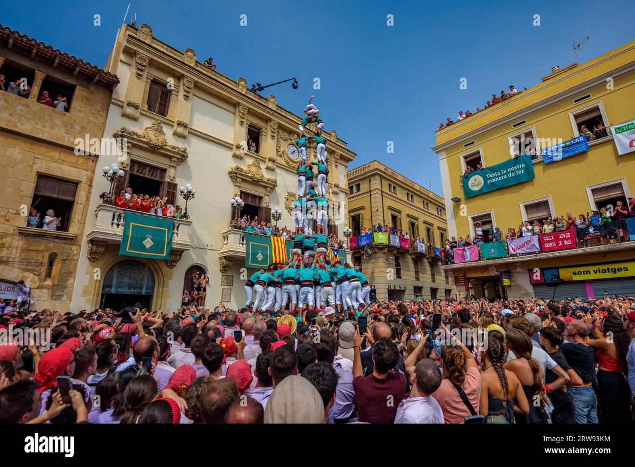 Castells (torri umane) nel giorno di Sant Fèlix del 2023. Il festival principale di Vilafranca del Penedès (Barcellona, Catalogna, Spagna) Foto Stock