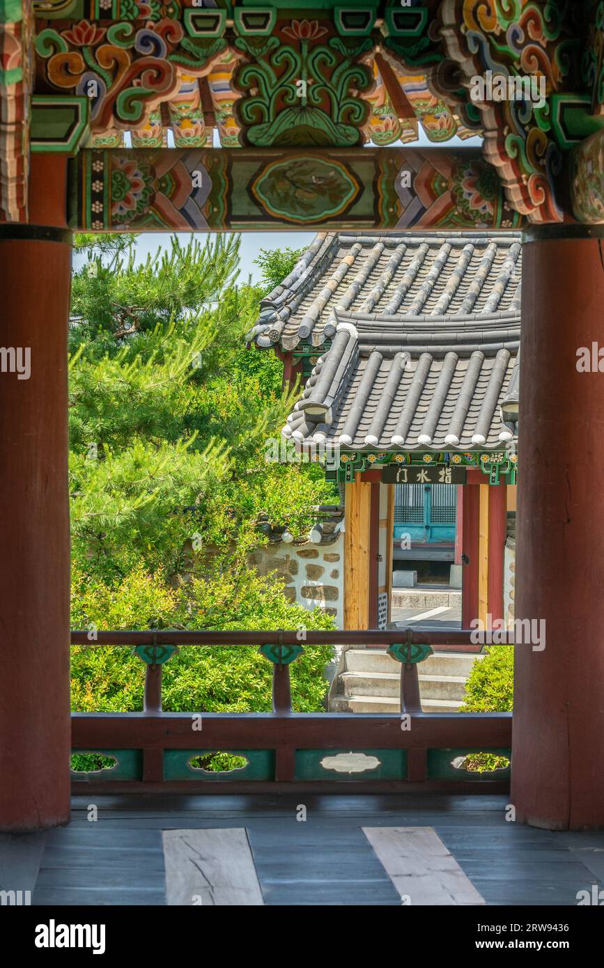 Balcone in legno nel palazzo coreano Foto Stock