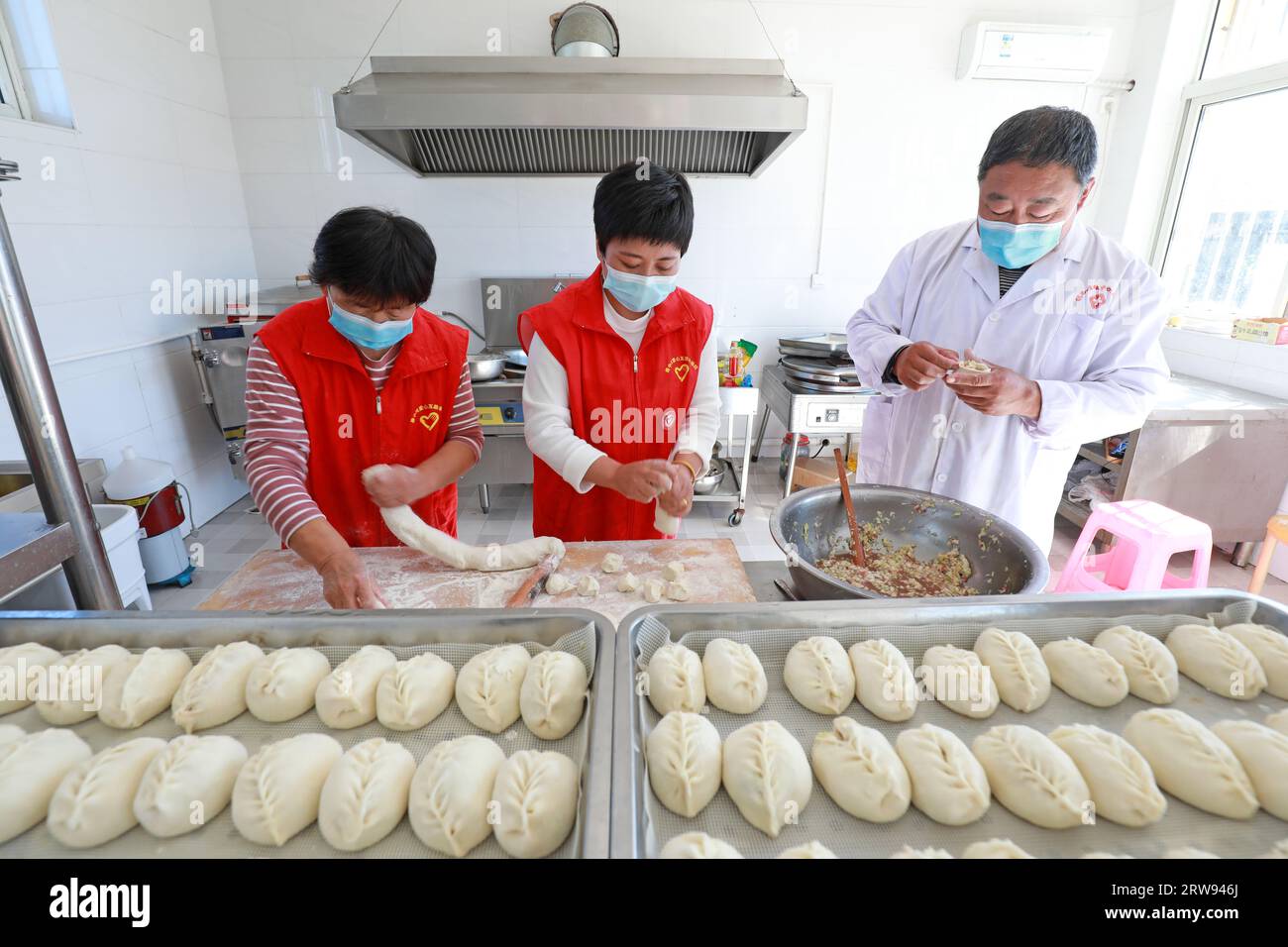 CONTEA DI LUANNAN, Cina - 11 ottobre 2021: Il personale della mensa fa gnocchi, Cina settentrionale Foto Stock