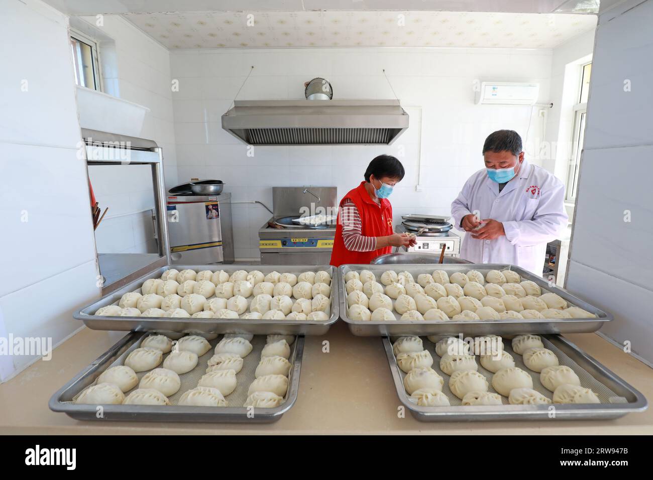 CONTEA DI LUANNAN, Cina - 11 ottobre 2021: Il personale della mensa fa gnocchi, Cina settentrionale Foto Stock