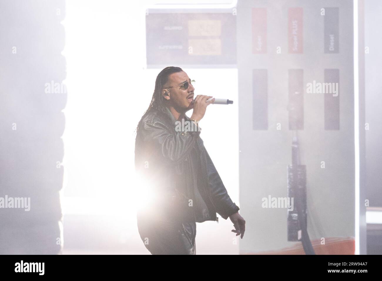 Berlino, Germania. 17 settembre 2023. Il rapper e cantante tedesco Apache 207 si esibisce a Waldbühne. (A dpa Apache 207 annuncia il tour arena 2024) credito: Hannes P. Albert/dpa/Alamy Live News Foto Stock