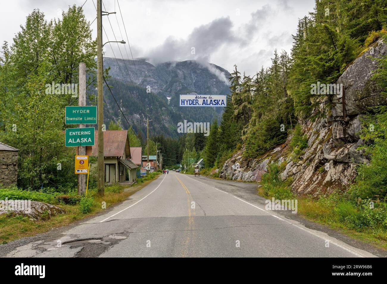 Ingresso della città di Hyder dopo il confine canadese-americano, Alaska, USA. Foto Stock