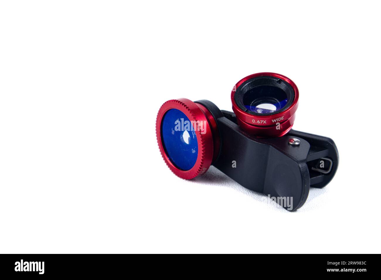 Obiettivo per accessori mobili per fotocamera. lente a clip per smartphone isolata su sfondo bianco Foto Stock