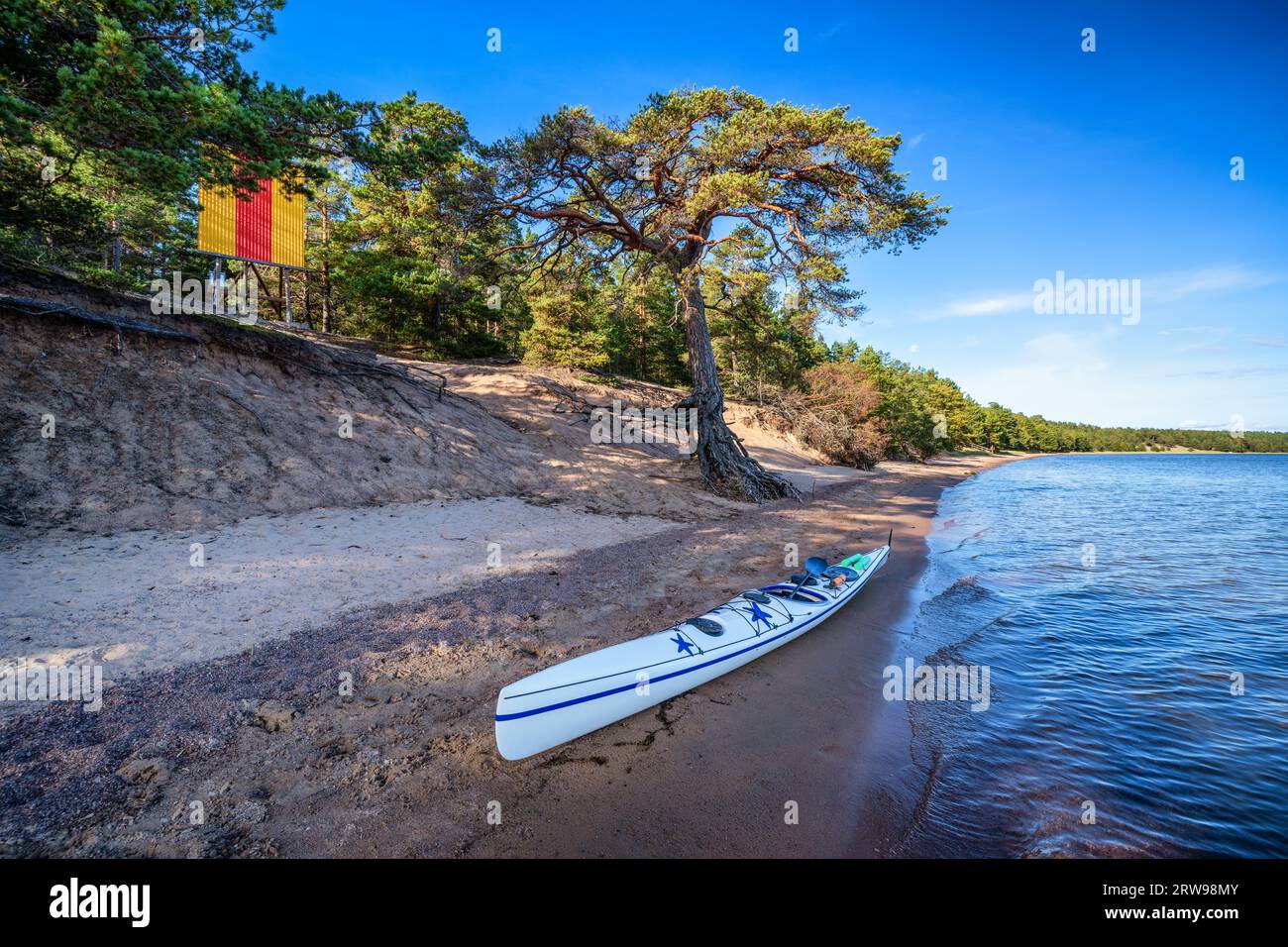 Fai una pausa dal kayak a Lappohja, nella città di Hanko, Finlandia Foto Stock