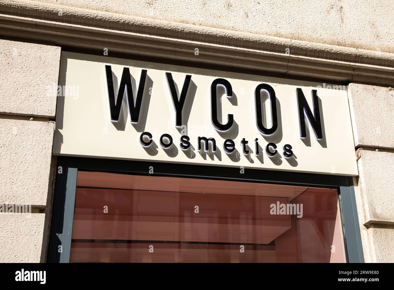 Milano , Italia - 09 06 2023 : Wycon Cosmetics logo brand e text sign front wall facade store beauty cosmetics boutique di profumi italiani Foto Stock
