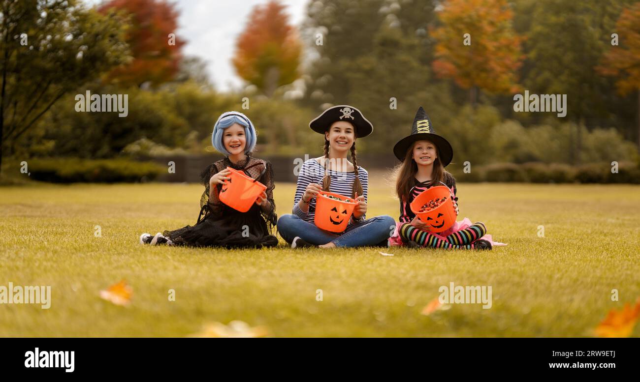 Ragazzi felici alla festa di Halloween. I bambini indossano costumi da carnevale. Foto Stock