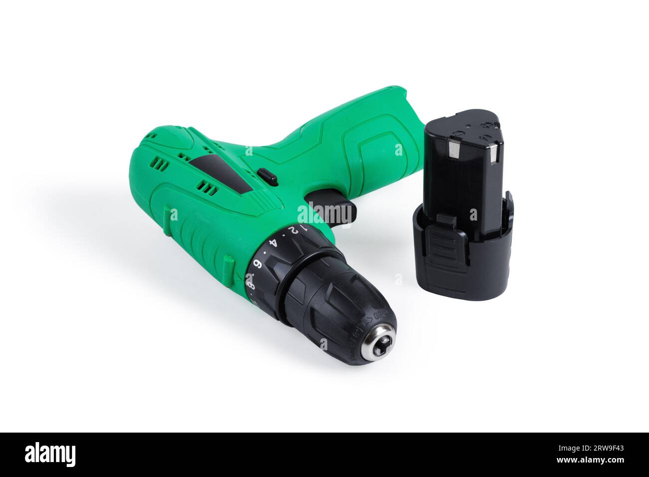 Avvitatore a batteria verde. Primo piano. Isolato su sfondo bianco. Foto Stock