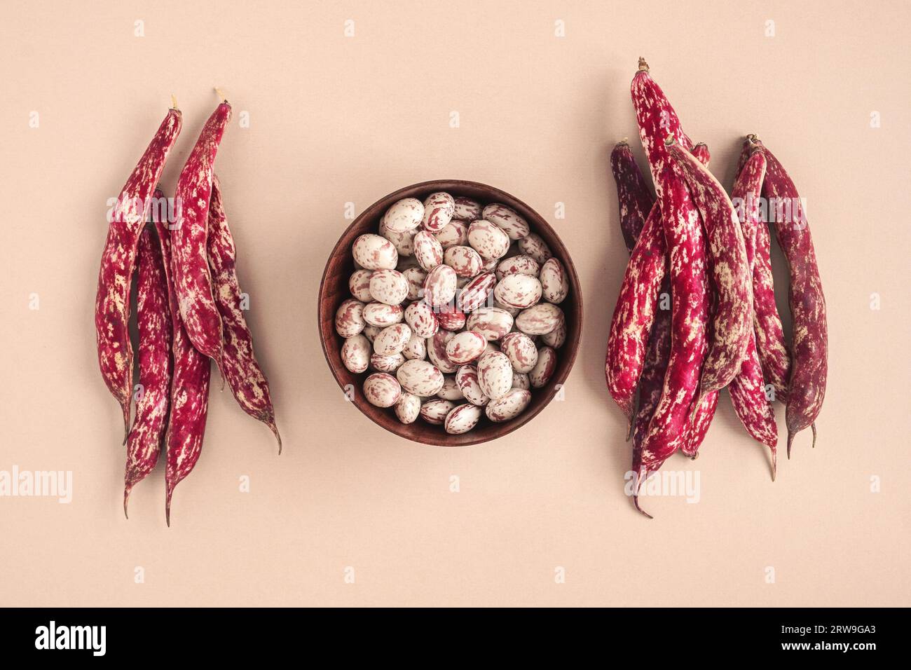 Fagioli di mirtillo. Cialde di fagioli di Borlotti in ciotola. Vista dall'alto. Sfondo di cibo moderno ed elegante. Colore magenta. Posa piatta per alimenti creativi. Alimentari, dietetici Foto Stock