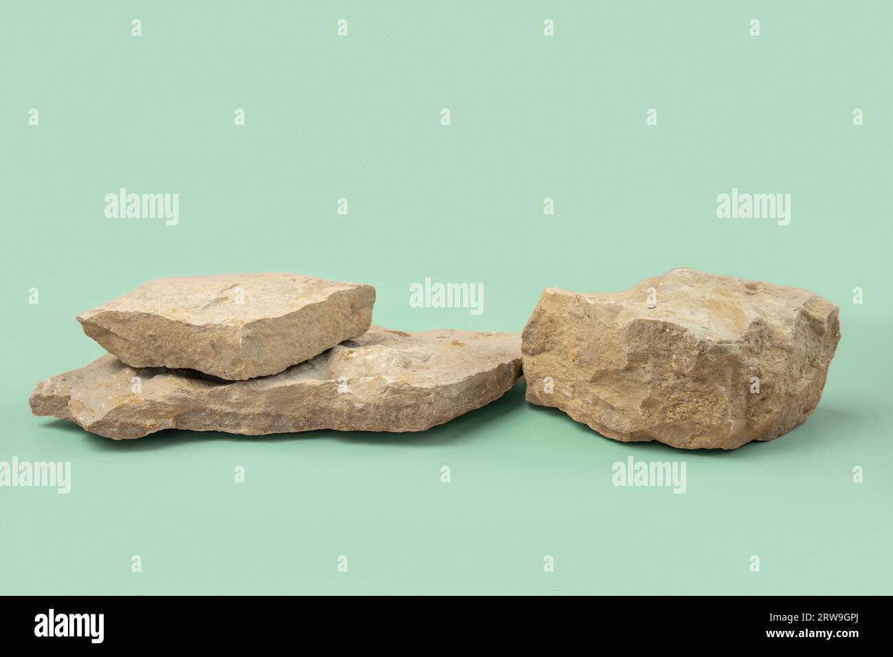 Podio di pietra per la presentazione di prodotti cosmetici. Sfondo astratto minimo. Due forme di roccia. Sfondo Studio verde chiaro. Scenografia da mostrare. Vetrina Foto Stock