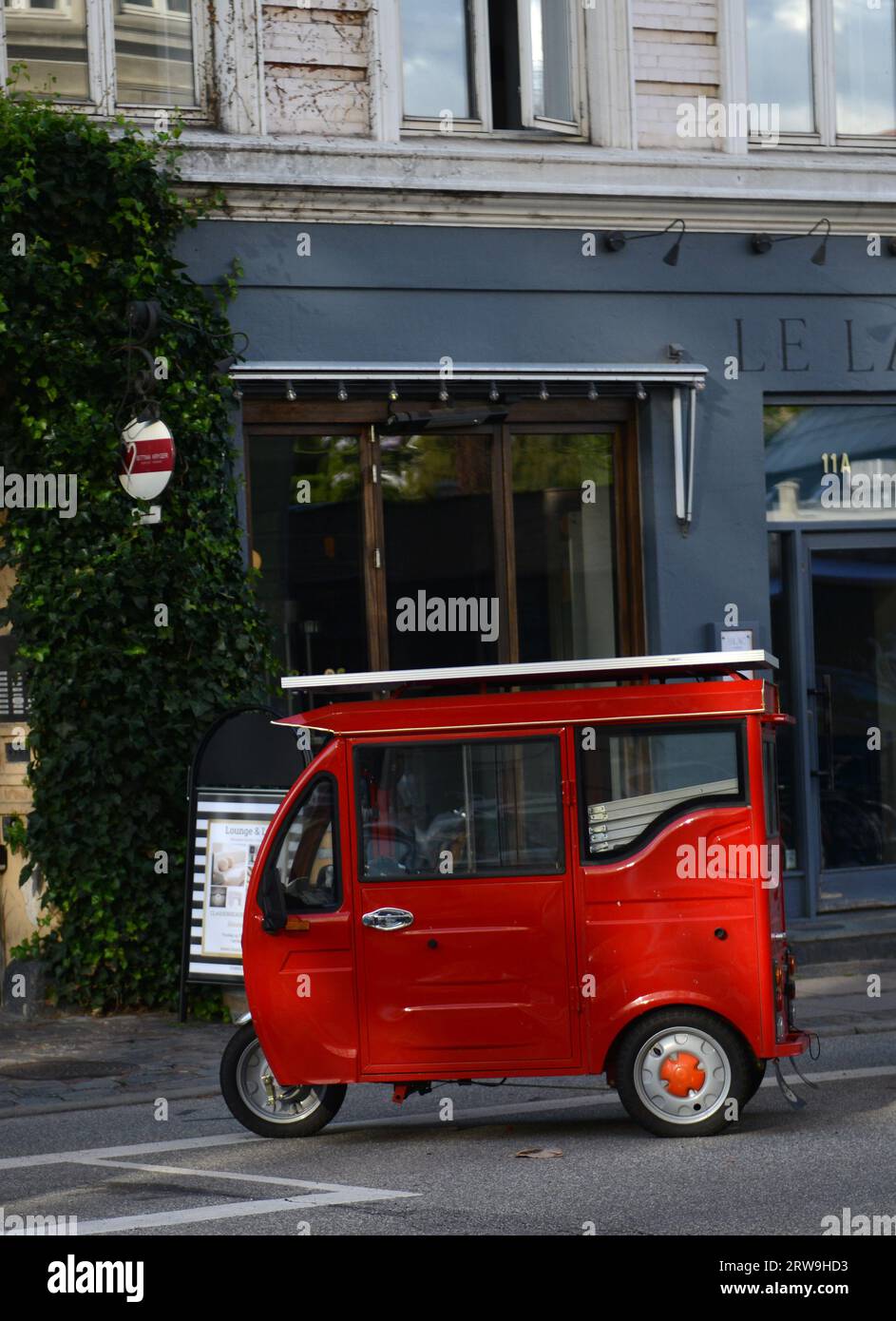 Un tre ruote rosso a Copenaghen, Danimarca. Foto Stock