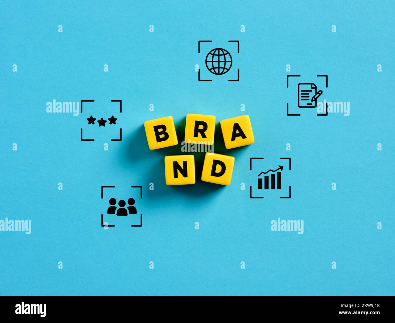 Branding e gestione del marchio. La parola marchio su cubi gialli con simboli aziendali. Foto Stock