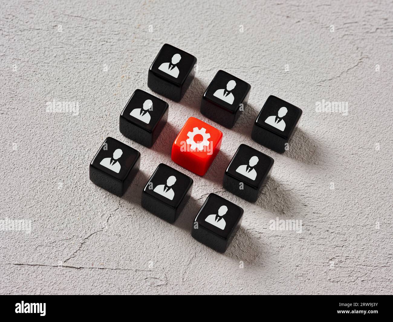 Lavoro di squadra e produttività aziendale. Miglioramento della produttività dei dipendenti e delle prestazioni. Simboli del dipendente e della ruota dentata sui cubi. Foto Stock