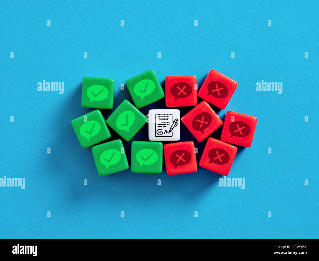 Valutare i pro e i contro di un contratto commerciale. Dibattito e compromesso su un accordo commerciale. Contestazione sugli aspetti positivi e negativi. Foto Stock