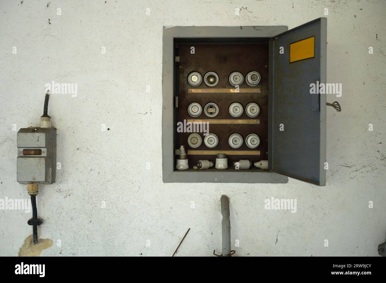 Old electrical fuse box immagini e fotografie stock ad alta risoluzione -  Alamy