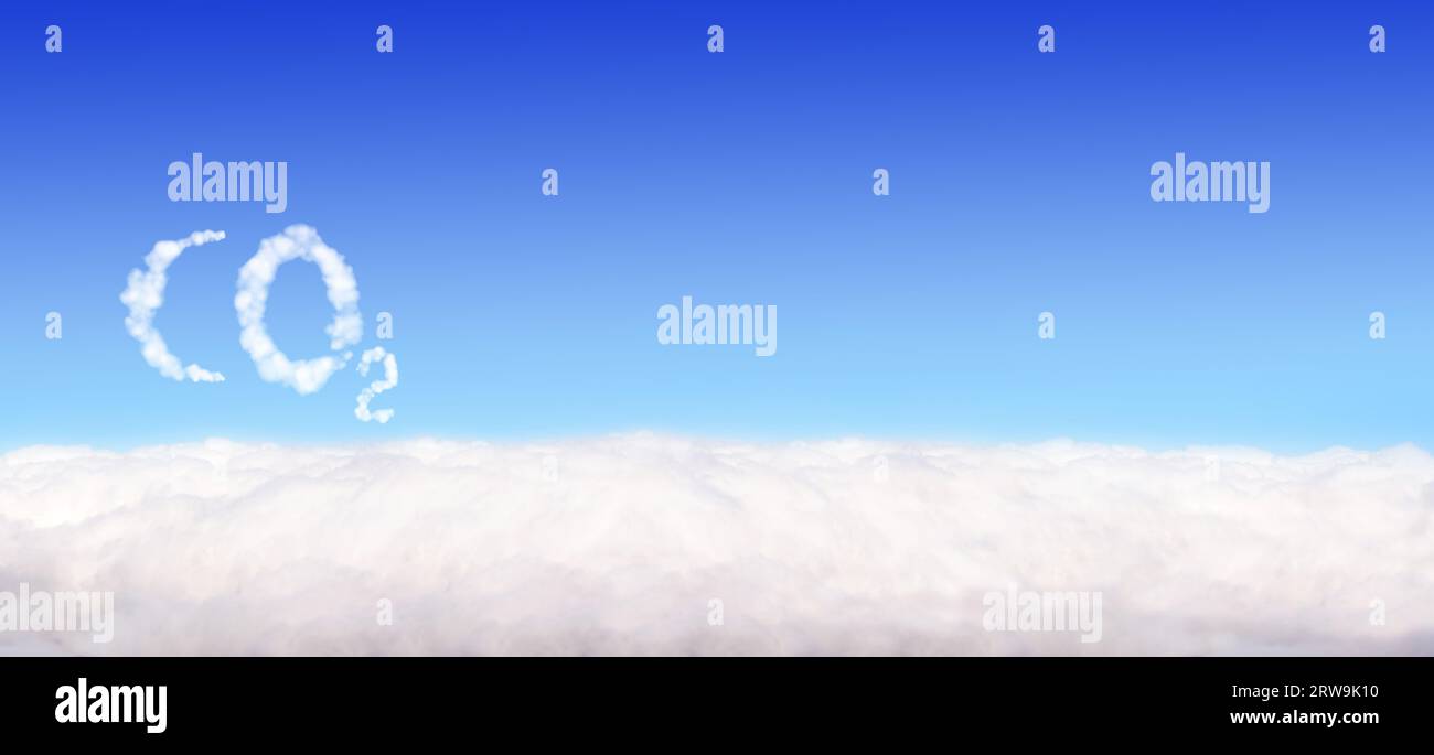 Simbolo CO2 dalle nuvole sul cielo blu. Controllo delle emissioni di anidride carbonica. Concetto di inquinamento, riscaldamento globale e cambiamento climatico Foto Stock