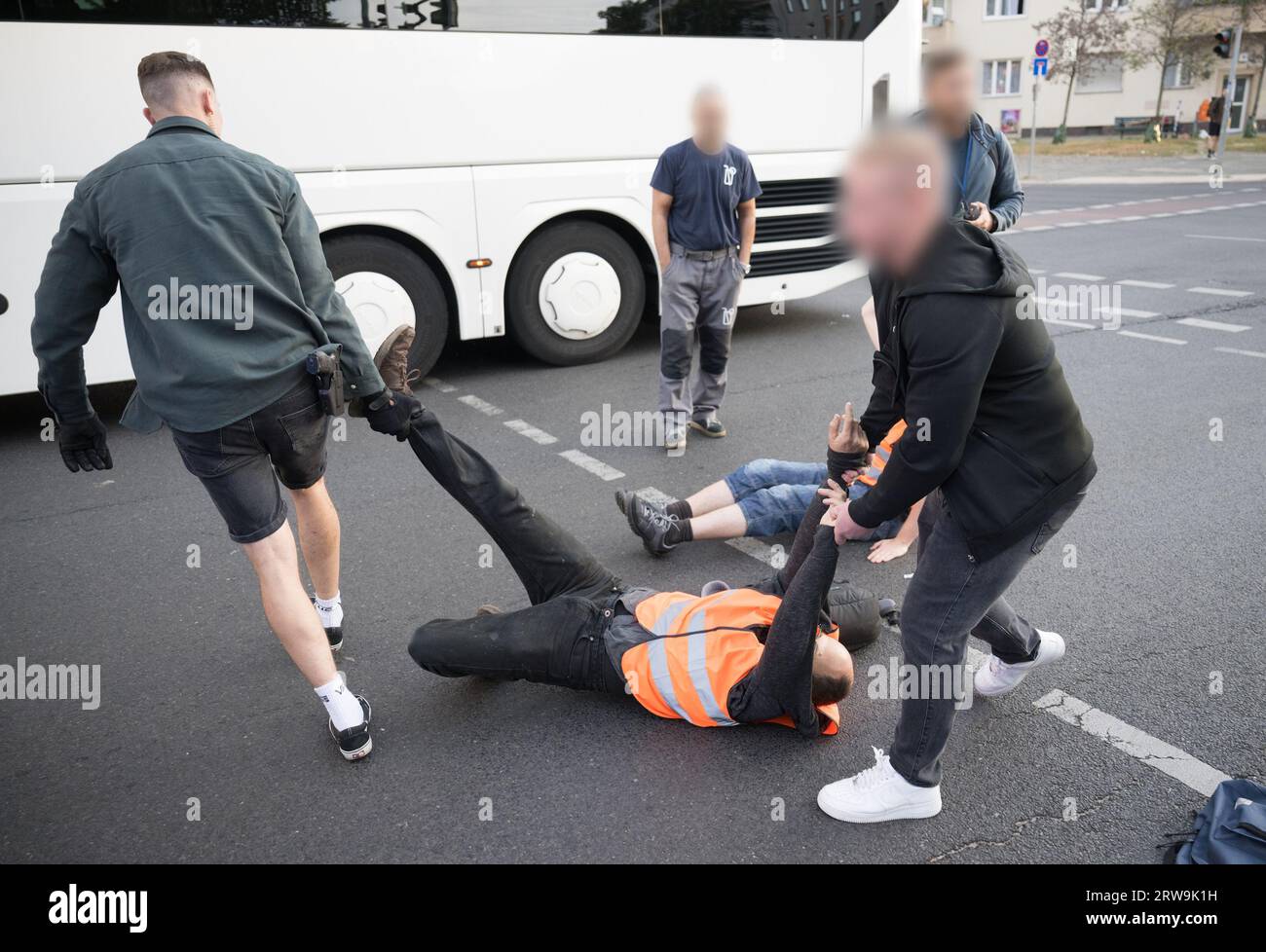 Berlino, Germania. 18 settembre 2023. La polizia di plainclothes porta fuori dalla strada un attivista del gruppo di protezione del clima Letzte Generation a Spandauer Damm. Credito: Sebastian Christoph Gollnow/dpa - ATTENZIONE: Le persone sono state pixelate per motivi legali/dpa/Alamy Live News Foto Stock