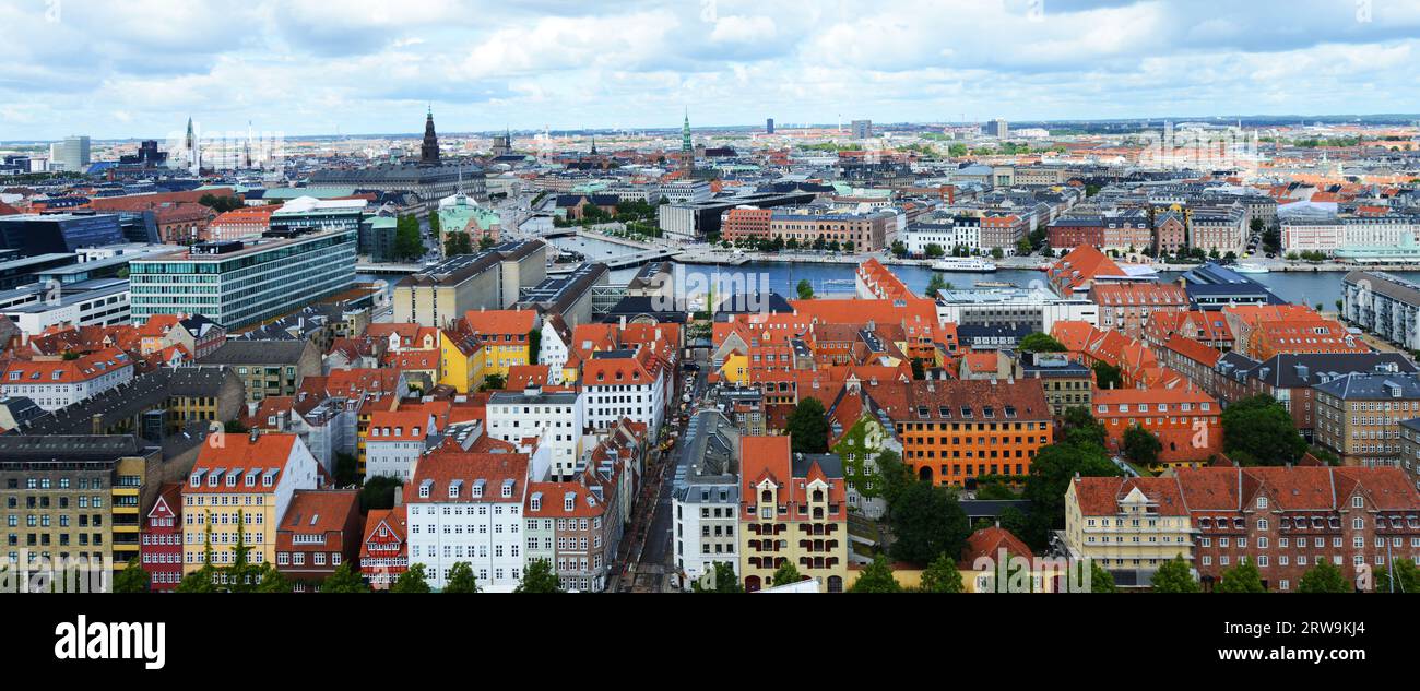 Vista degli edifici colorati visti dalla cima della chiesa del nostro Salvatore a Copenaghen, Danimarca. Foto Stock