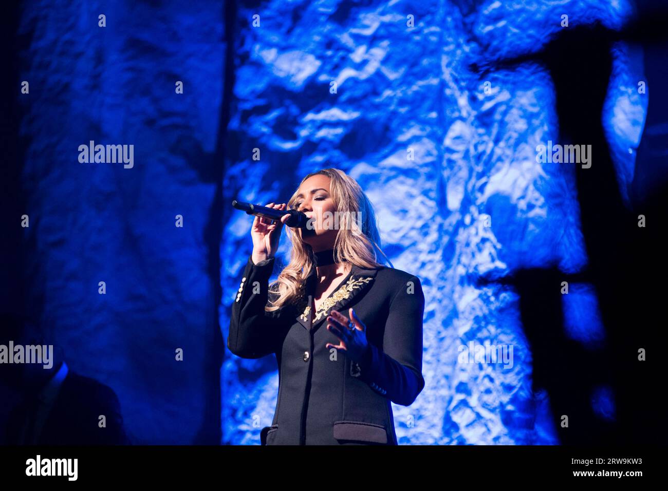 Leona Lewis canta sul palco al Plymouth Pavilions, Devon 2016 Foto Stock