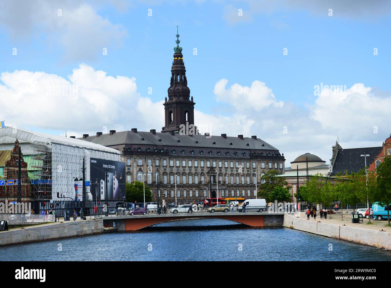 Il palazzo di Christiansborg visto dal canale Slotsholm a Copenaghen, Danimarca. Foto Stock