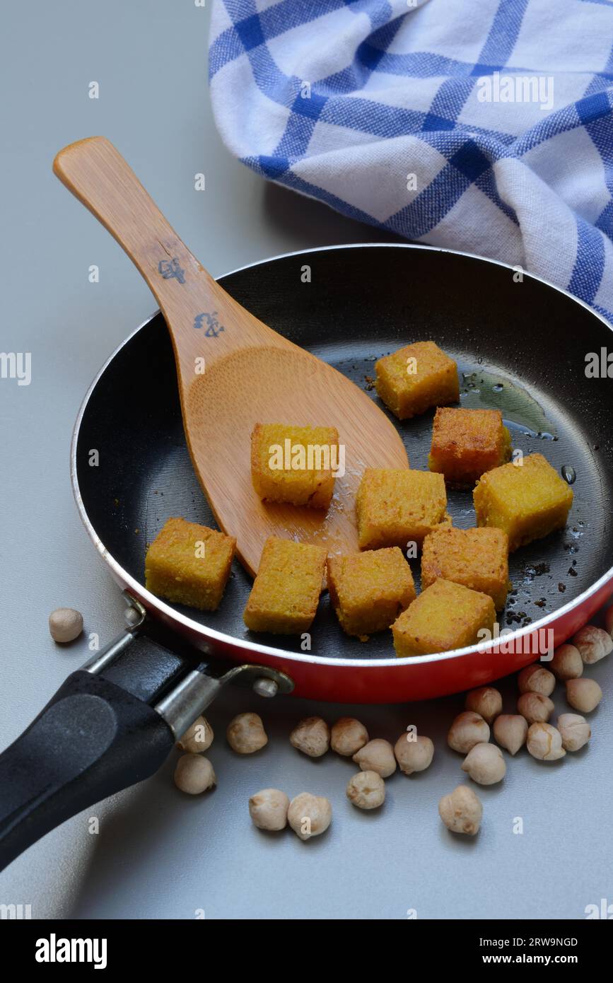 Kofu, cubetti fritti in padella, tofu di ceci, per generazioni il tofu di ceci è stato preparato dal popolo Shan in Myanmar, alternativa alla soia Foto Stock