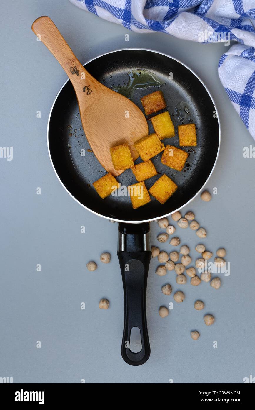 Kofu, cubetti fritti in padella, tofu di ceci, per generazioni il tofu di ceci è stato preparato dal popolo Shan in Myanmar, alternativa alla soia Foto Stock
