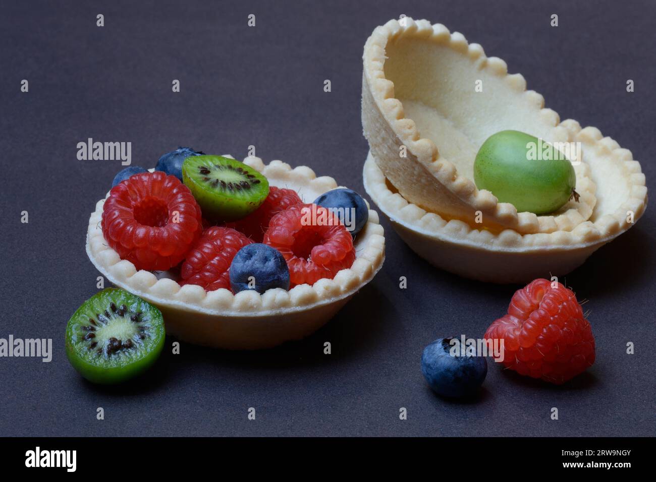 Frutta a base di tartaruga, lampone, mirtillo, mini kiwi Foto Stock