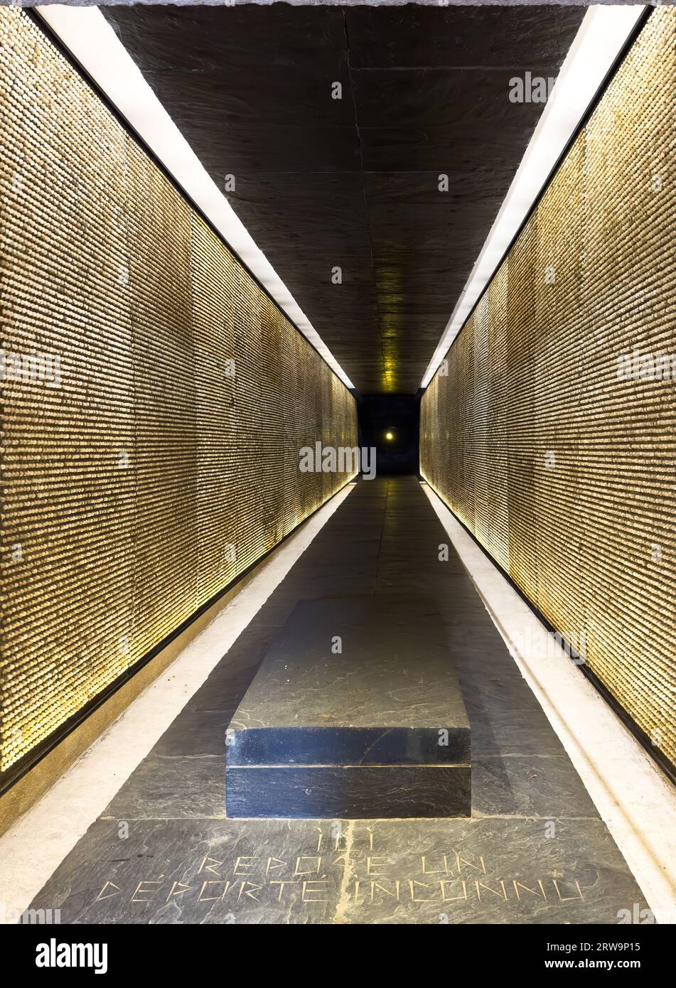 La tomba del deportato ignoto e il corridoio all'interno del Mémorial des Martyrs de la Déportation (memoriale dei martiri della deportazione) a Parigi Foto Stock
