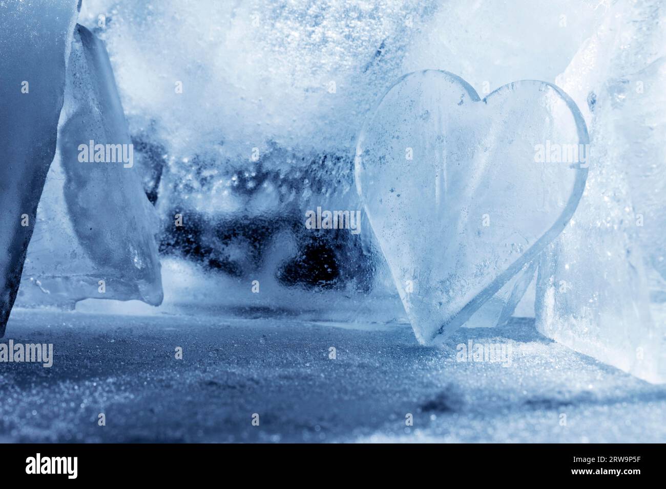 Un pezzo di ghiaccio a forma di cuore Foto Stock