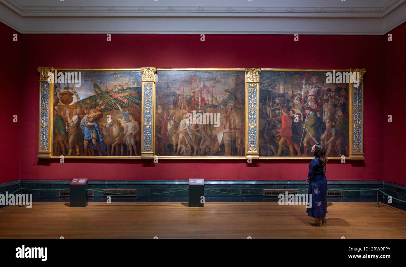 The National Gallery, Londra, Regno Unito. 18 settembre 2023. La Galleria Nazionale espone sei dei dipinti monumentali di Andrea Mantegna, i Trionfi di Cesare, prestati dalla Collezione reale da HM il Re, dal 18 settembre 2023. Il più grande capolavoro dell'artista rinascimentale è in mostra alla Galleria per un periodo di circa 2 anni, mentre la loro casa, la Mantegna Gallery presso Hampton Court Palace, è chiusa per lavori di manutenzione. I trionfi mostrano l'antico sovrano romano Giulio Cesare (circa 102-44 a.C.) di ritorno dalle sue vittoriose campagne militari. Crediti: Malcolm Park/Alamy Live News Foto Stock