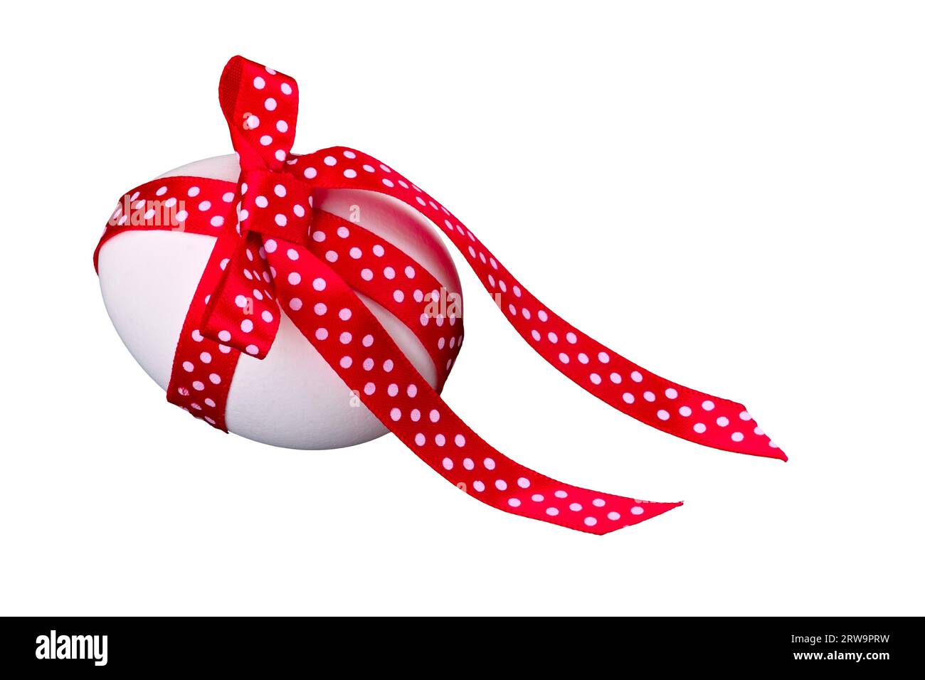 Uovo di Pasqua rosso, macchiato con ansa. Uovo di Pasqua con ansa rossa su sfondo bianco Foto Stock