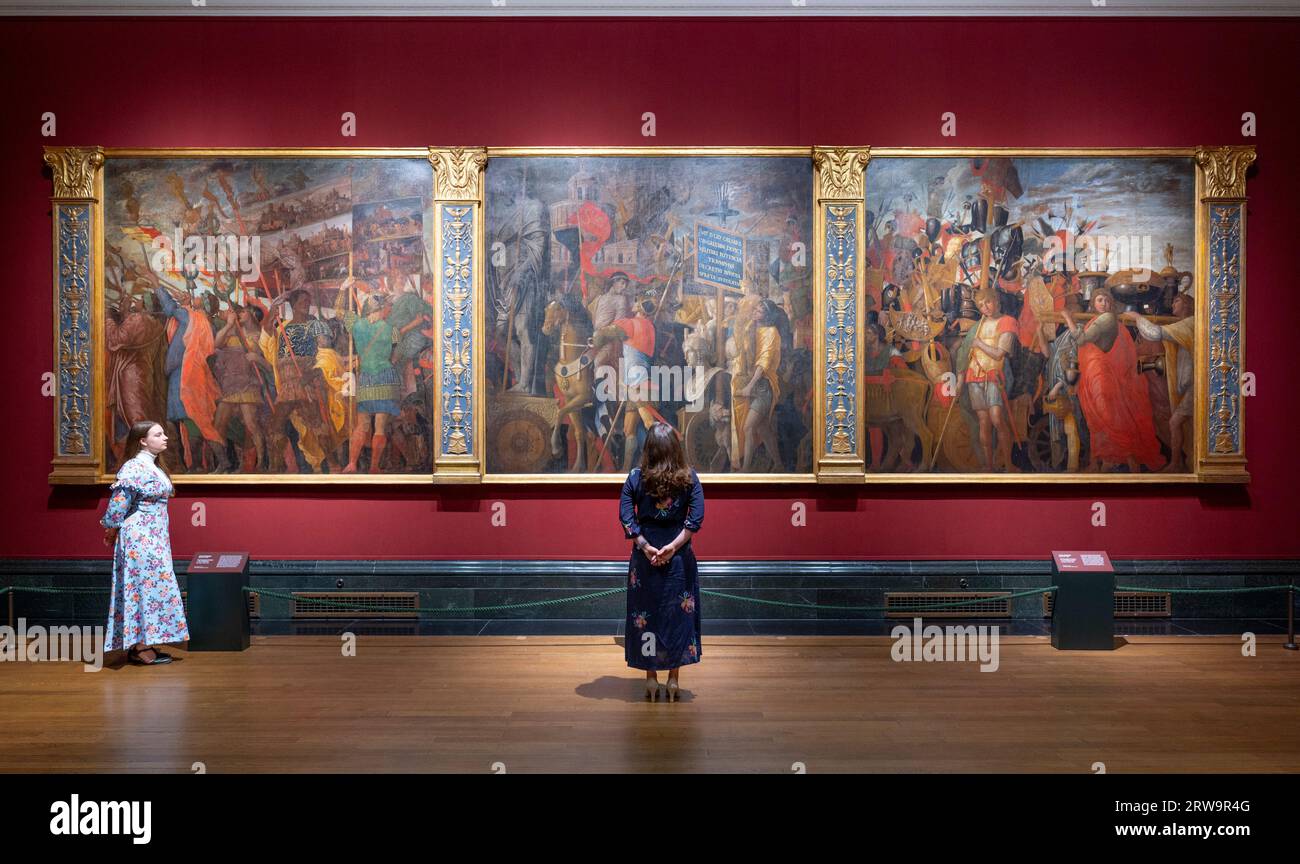 The National Gallery, Londra, Regno Unito. 18 settembre 2023. La Galleria Nazionale espone sei dei dipinti monumentali di Andrea Mantegna, i Trionfi di Cesare, prestati dalla Collezione reale da HM il Re, dal 18 settembre 2023. Il più grande capolavoro dell'artista rinascimentale è in mostra alla Galleria per un periodo di circa 2 anni, mentre la loro casa, la Mantegna Gallery presso Hampton Court Palace, è chiusa per lavori di manutenzione. I trionfi mostrano l'antico sovrano romano Giulio Cesare (circa 102-44 a.C.) di ritorno dalle sue vittoriose campagne militari. Crediti: Malcolm Park/Alamy Live News Foto Stock