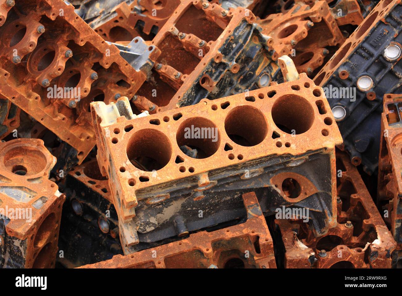 Vecchi blocchi motore, raccolti per il riciclaggio e il riempimento in formato Foto Stock