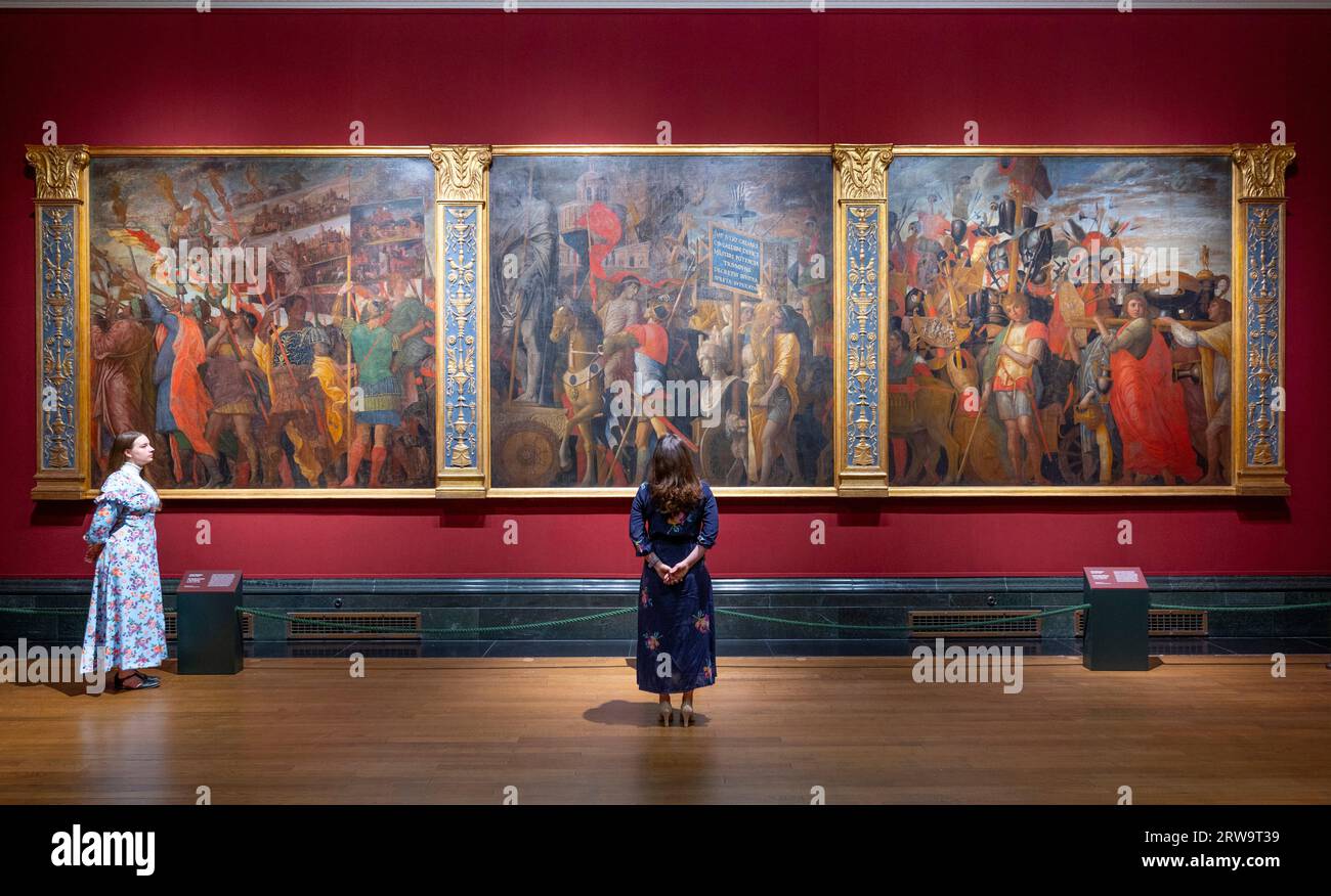 The National Gallery, Londra, Regno Unito. 18 settembre 2023. La Galleria Nazionale espone sei dei dipinti monumentali di Andrea Mantegna, i Trionfi di Cesare, prestati dalla Collezione reale da HM il Re, dal 18 settembre 2023. Il più grande capolavoro dell'artista rinascimentale è in mostra alla Galleria per un periodo di circa 2 anni, mentre la loro casa, la Mantegna Gallery presso Hampton Court Palace, è chiusa per lavori di manutenzione. I trionfi mostrano l'antico sovrano romano Giulio Cesare (circa 102-44 a.C.) di ritorno dalle sue vittoriose campagne militari. Crediti: Malcolm Park/Alamy Live News Foto Stock