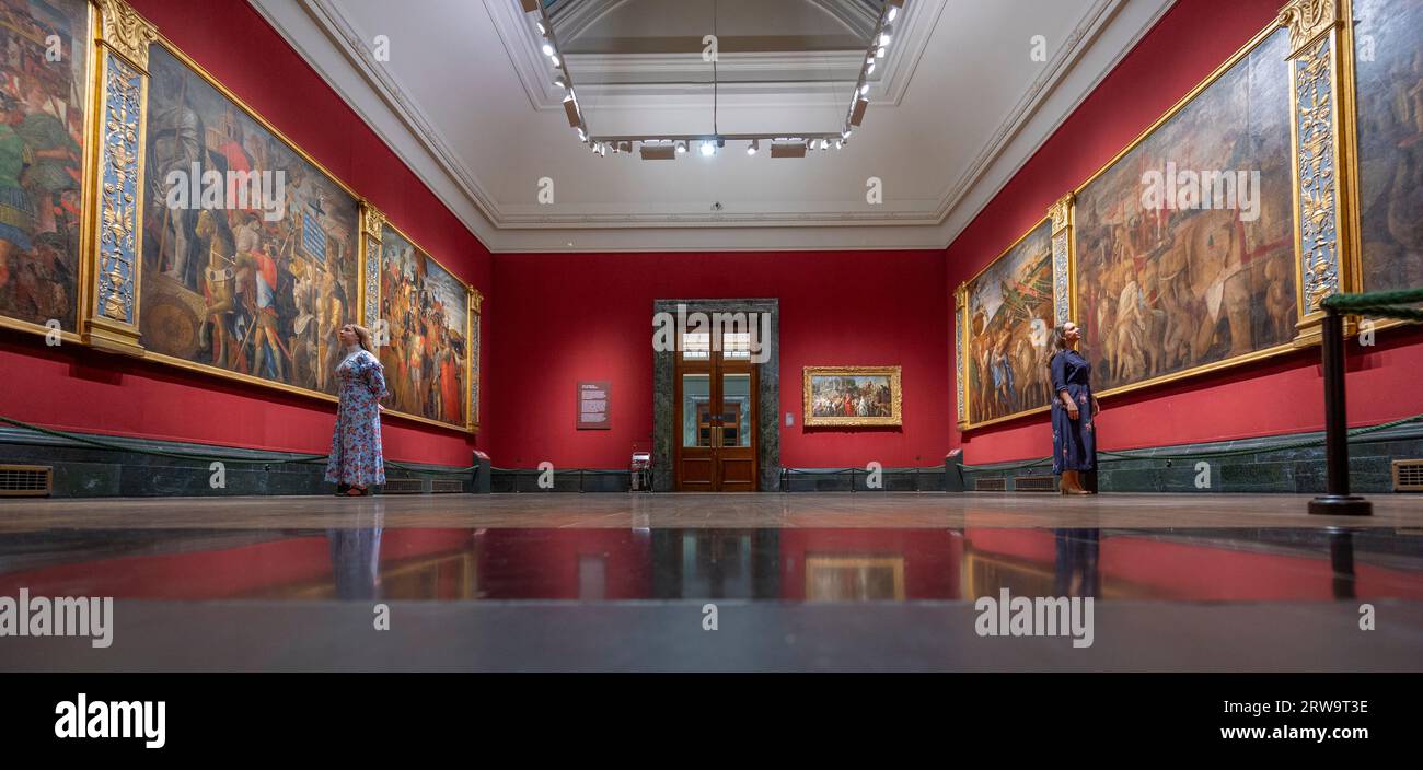 The National Gallery, Londra, Regno Unito. 18 settembre 2023. La Galleria Nazionale espone sei dei dipinti monumentali di Andrea Mantegna, i Trionfi di Cesare, prestati dalla Collezione reale da HM il Re, dal 18 settembre 2023. Il più grande capolavoro dell'artista rinascimentale è in mostra alla Galleria per un periodo di circa 2 anni, mentre la loro casa, la Mantegna Gallery presso Hampton Court Palace, è chiusa per lavori di manutenzione. I trionfi mostrano l'antico sovrano romano Giulio Cesare (circa 102-44 a.C.) di ritorno dalle sue vittoriose campagne militari. Crediti: Malcolm Park/Alamy Live News Foto Stock