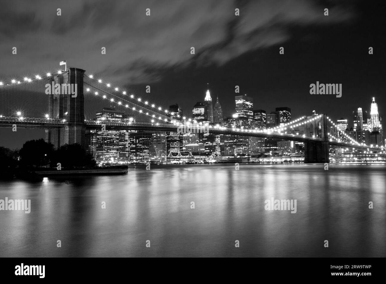 Ponte di Brooklyn in bianco e nero. Scena notturna Foto Stock