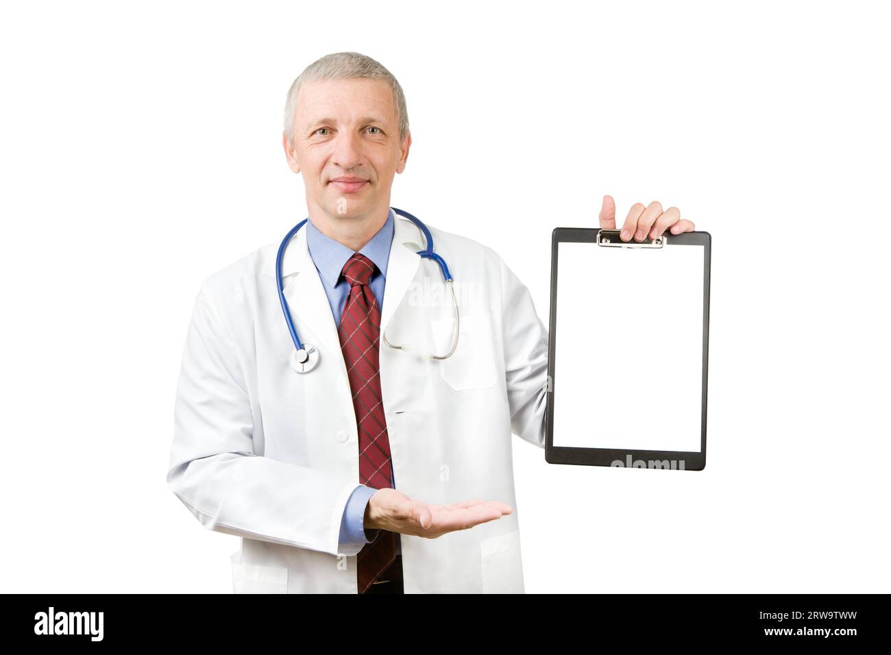 Medico sorridente anziano con appunti con foglio di carta bianco Foto Stock