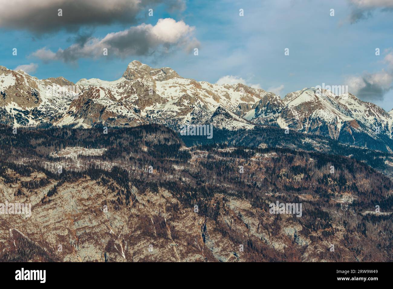 Monte innevato Triglav in inverno, una vetta maestosa nelle Alpi Giulie della Slovenia nel freddo pomeriggio di febbraio Foto Stock