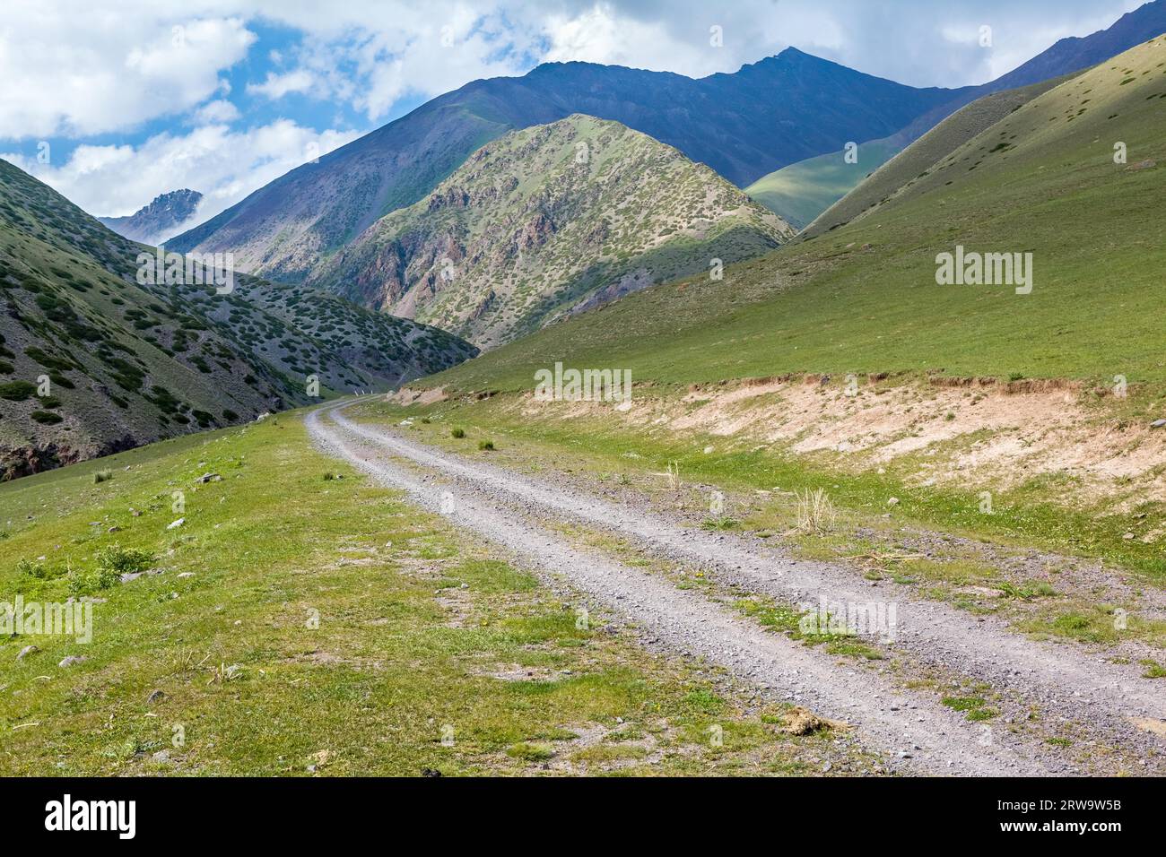 Strada di campagna nelle montagne di Tien Shan, Kirghizistan Foto Stock