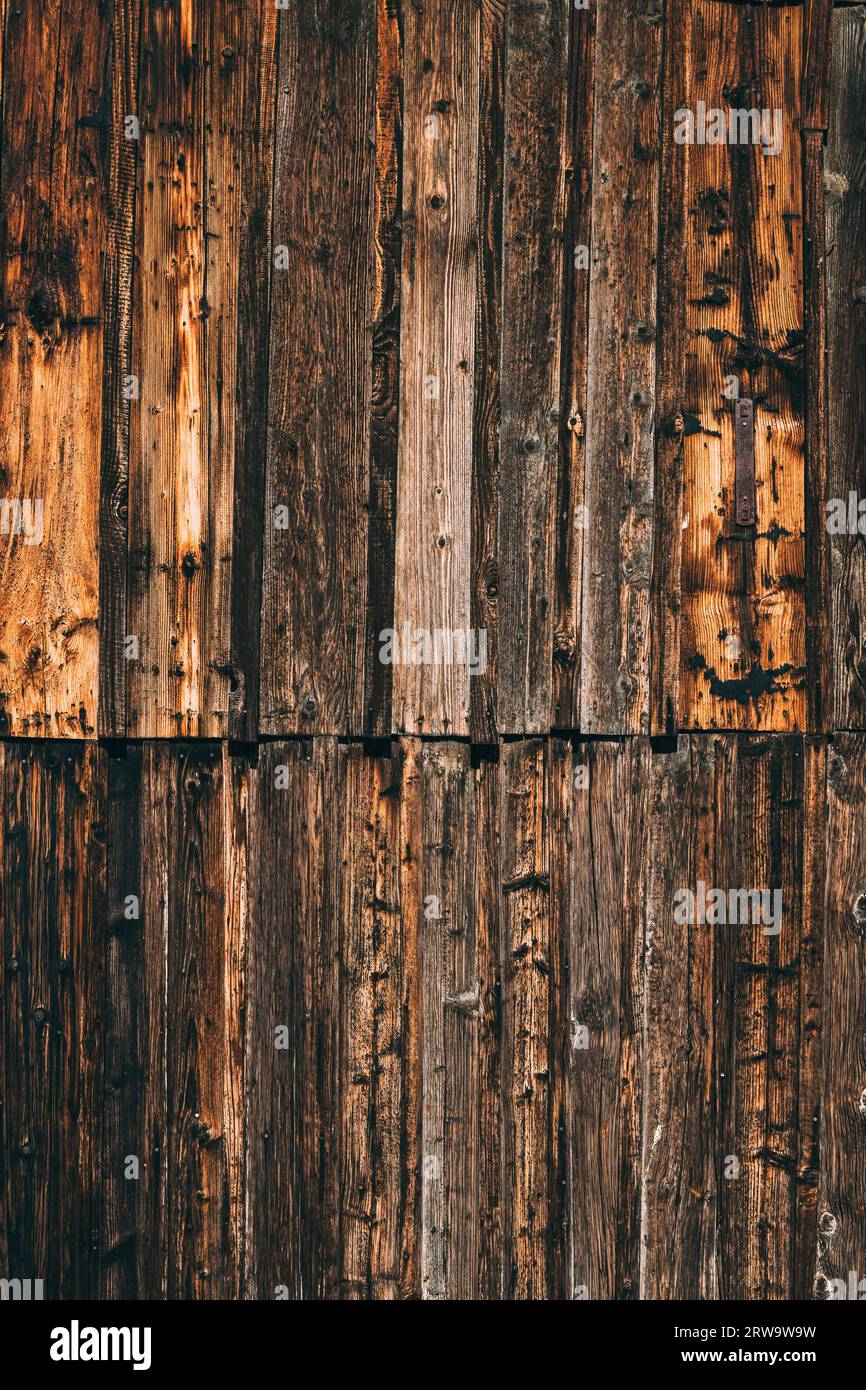 Vecchio muro della fattoria, superficie di legno usurata come sfondo. Struttura rustica in legno. Foto Stock