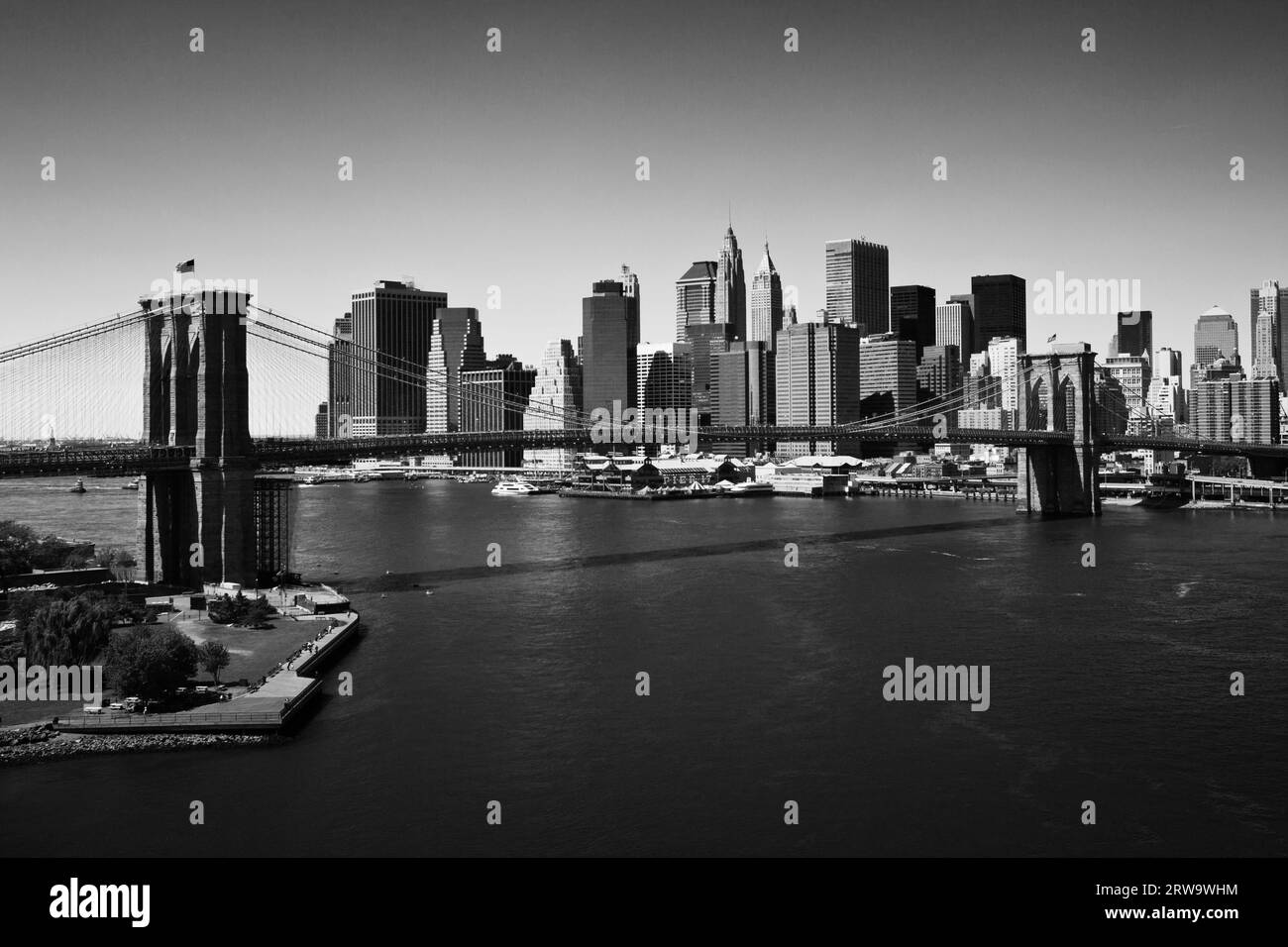 Ponte di Brooklyn e Lower Manhattan a New York, bianco e nero Foto Stock