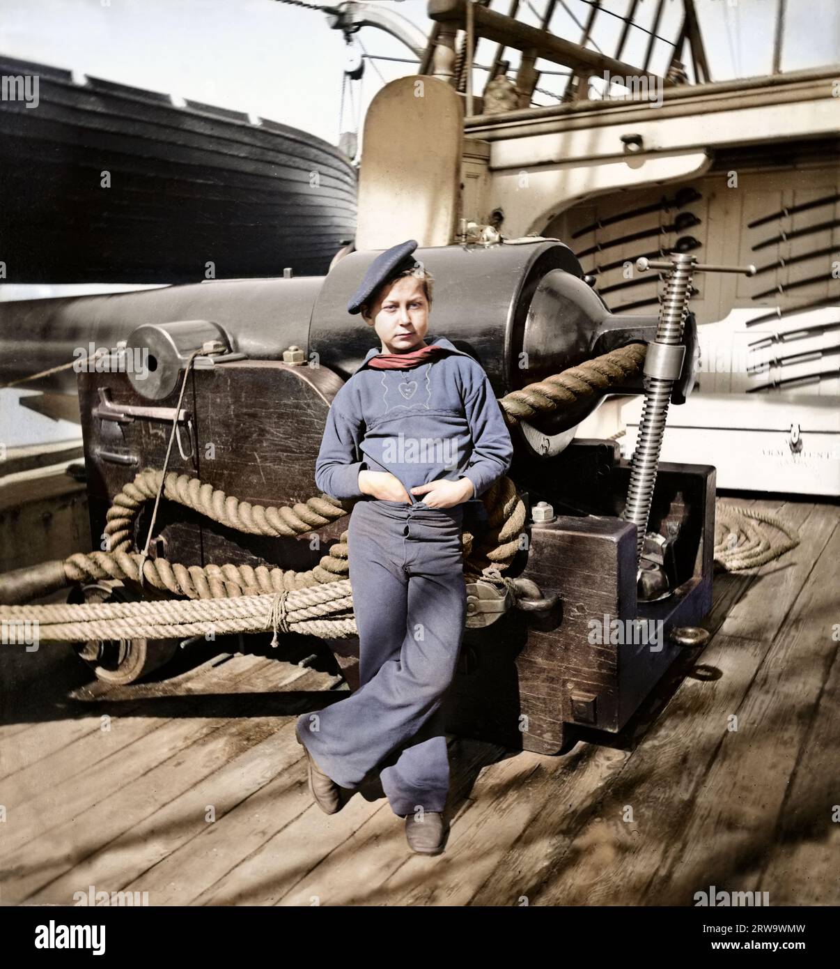 Una "scimmia delle polveri" con le mani infilate nei suoi pantaloni in piedi di fronte a una grande pistola a bordo dello Steamer Pawnee degli Stati Uniti, circa 1864-65. Cutlas Foto Stock