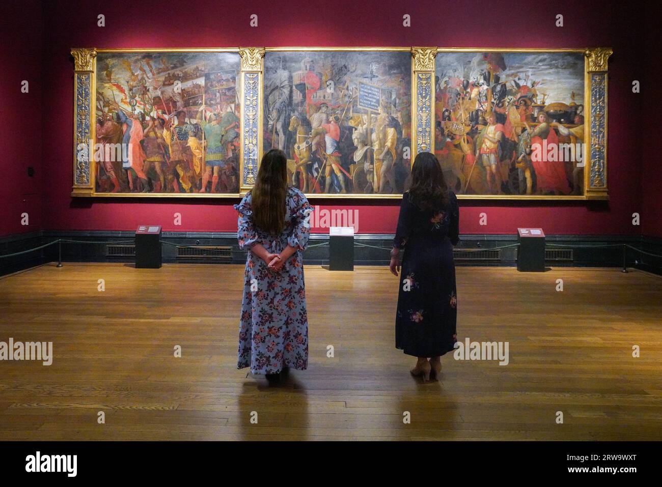 Londra Regno Unito. 18 settembre 2023 . Anteprima alla National Galleryof sei dipinti monumentali dell'artista rinascimentale italiano Andrea Mantegna, trionfi di Cesare, prestati dalla Royal Collection . I Trionfi di Ceasar mostrano l'antico sovrano romano Giulio Cesare (dal 102-44 a.C. circa) di ritorno dalla sua campagna militare di successo. Credit amer ghazzal/Alamy Live News Foto Stock