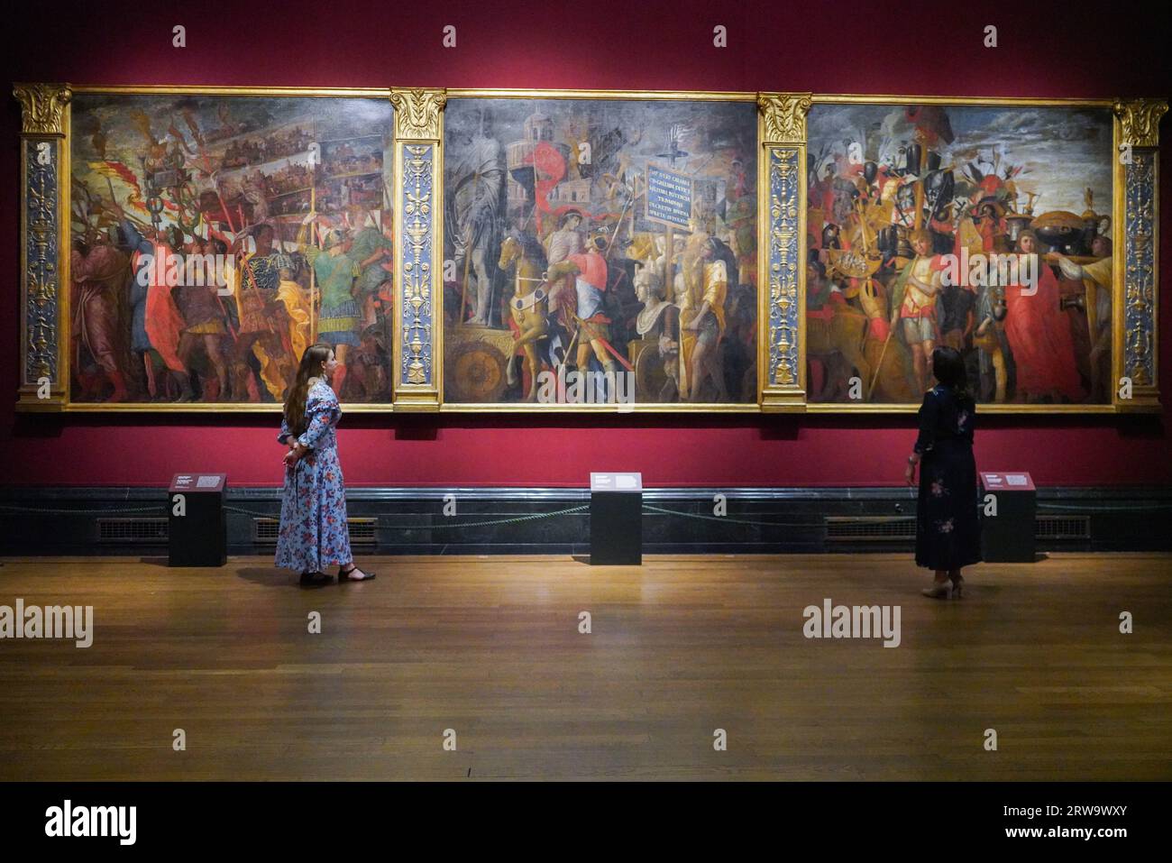 Londra Regno Unito. 18 settembre 2023 . Anteprima alla National Galleryof sei dipinti monumentali dell'artista rinascimentale italiano Andrea Mantegna, trionfi di Cesare, prestati dalla Royal Collection . I Trionfi di Ceasar mostrano l'antico sovrano romano Giulio Cesare (dal 102-44 a.C. circa) di ritorno dalla sua campagna militare di successo. Credit amer ghazzal/Alamy Live News Foto Stock
