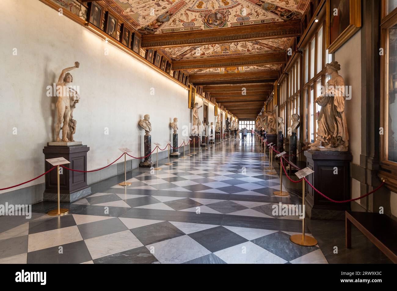 Un lungo corridoio di alcune delle 28 statue e busti di arte romana lungo il primo piano della Galleria degli Uffizi di Firenze, nella regione toscana dell'Ital Foto Stock